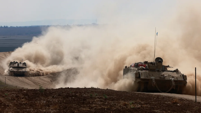 Xe tăng của quân đội Israel di chuyển trong khu vực gần biên giới phía Nam Israel với Dải Gaza. (Ảnh: AP) Xe tăng của quân đội Israel di chuyển trong khu vực gần biên giới phía Nam Israel với Dải Gaza. (Ảnh: AP)