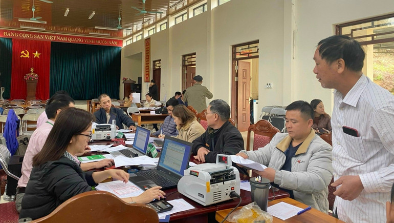 Ngân hàng CSXH huyện Bạch Thông giải ngân vốn vay cho người dân xã Đôn Phong. nh-csxh-huyen-bt-giai-ngan.jpg