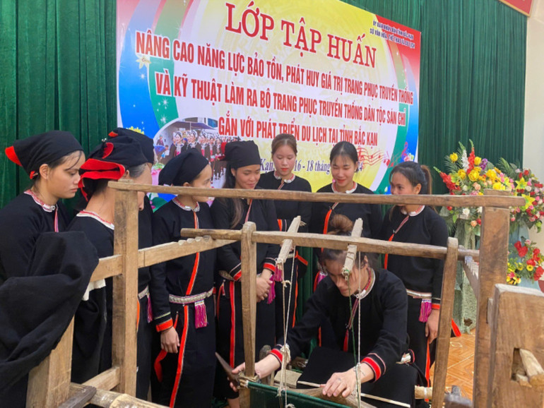 Phụ nữ Sán Chỉ, xã Bộc Bố (Pác Nặm) tham gia lớp tập huấn nâng cao năng lực bảo tồn, phát huy giá trị văn hóa truyền thống. z5975659357319-371ace5270c7fa9ddf30133e8ab4f6a9.jpg