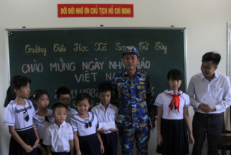 Đại tá Trần Văn Quyển, Lữ đoàn trưởng Lữ đoàn 146 tặng quà cho thầy giáo và học sinh Trường Tiểu học xã Song Tử Tây. 146.jpg
