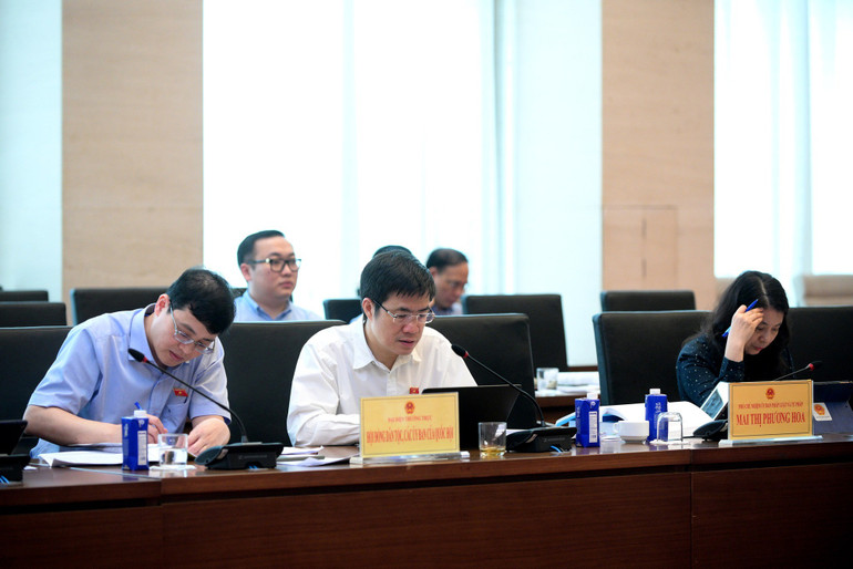 Các thành viên Ủy ban Pháp luật và Tư pháp tham dự Phiên họp Các thành viên Ủy ban Pháp luật và Tư pháp tham dự Phiên họp