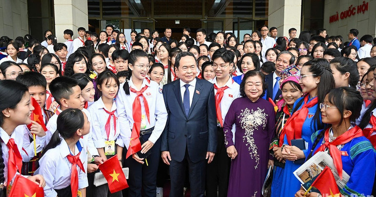 Chủ tịch Quốc hội Trần Thanh Mẫn và các đại biểu Phiên họp giả định "Quốc hội trẻ em" lần thứ 2, năm 2024. 77bd5e3d1cb1baefe3a0-6187-9329.jpg
