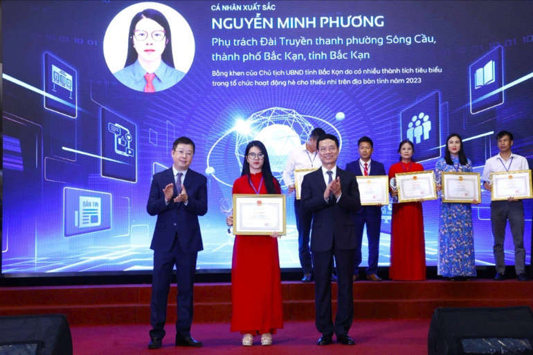 Chị Nguyễn Minh Phương, Bí thư Đoàn TNCS Hồ Chí Minh phường Sông Cầu nhận Bằng khen của Bộ trưởng Bộ Thông tin và Truyền thông. z5909109777950-68638733ffa36f9ca18a8fac10efb99b.jpg