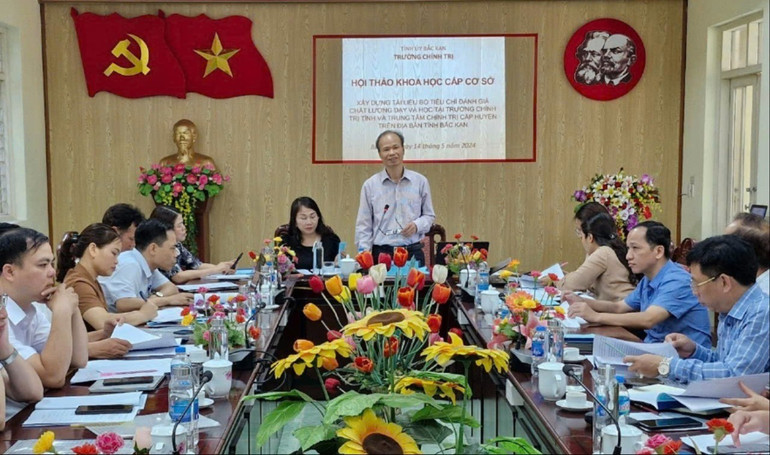 Hội thảo khoa học cấp cơ sở về “Xây dựng tài liệu bộ tiêu chí đánh giá chất lượng dạy - học tại Trường Chính trị tỉnh Bắc Kạn và trung tâm chính trị cấp huyện trên địa bàn tỉnh Bắc Kạn”. 699-7497-8137.jpg