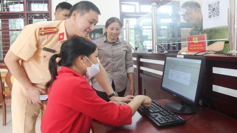 Cảnh sát giao thông hướng dẫn người dân đăng ký xe trên Cổng dịch vụ công. a1-6830-6844.jpg