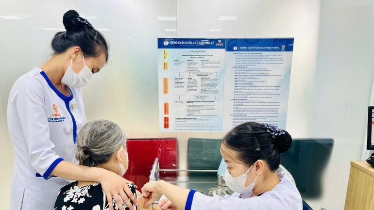 Tiêm vaccine là cách phòng bệnh chủ động. 19-khach-tiem-vac-xin-tai-vnvc-7269-5745-2498-5220.jpg