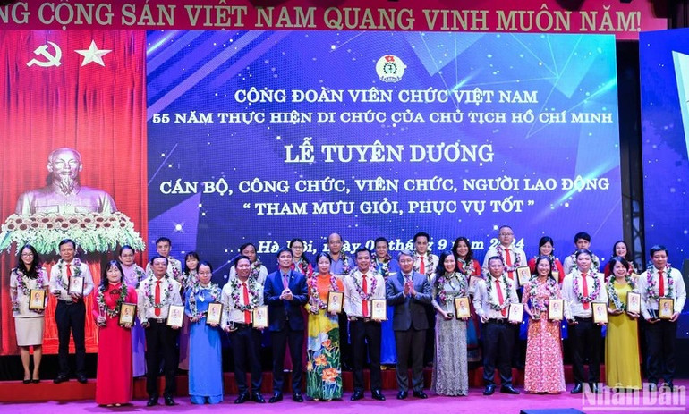 Các đồng chí Nguyễn Hải Ninh, Ủy viên Trung ương Đảng, Bộ trưởng Tư pháp và Ngọ Duy Hiểu, Phó Bí thư Đảng đoàn, Phó Chủ tịch Tổng Liên đoàn Lao động Việt Nam, Chủ tịch Công đoàn Viên chức Việt Nam chụp ảnh cùng các đại biểu xuất sắc trong phong trào thi đua "Tham mưu giỏi, phục vụ tốt". 8.jpg