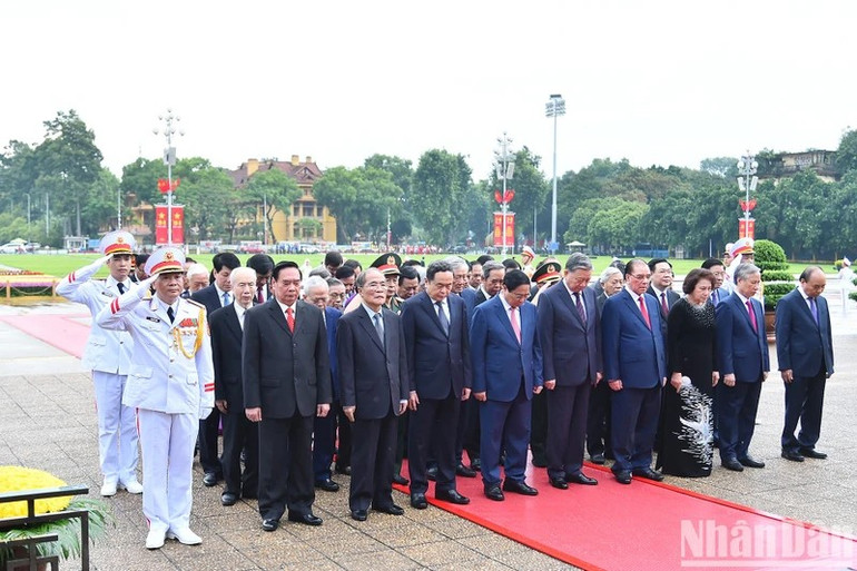Các đồng chí lãnh đạo, nguyên lãnh đạo Đảng, Nhà nước thành kính tưởng nhớ Chủ tịch Hồ Chí Minh. 7.jpg