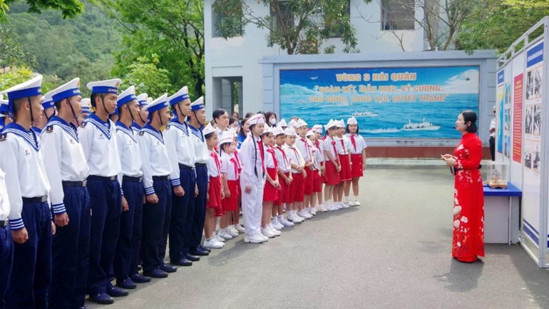 Chiến sĩ trẻ và các em học sinh nghe giới thiệu về Vùng 3 Hải quân. 225.jpg