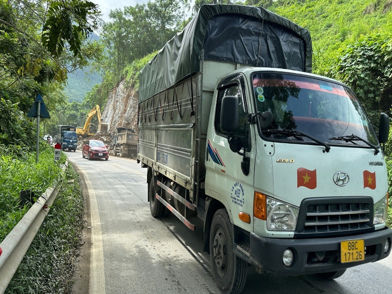 Phương tiện giao thông lưu thông trên tuyến QL3 đoạn qua địa phận huyện Chợ Mới. img-3859.jpg