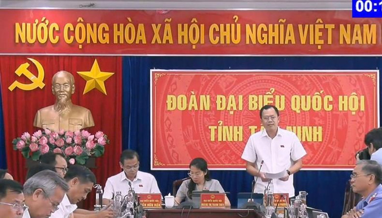 Đại biểu Huỳnh Thanh Phương (đoàn Tây Ninh) đặt câu hỏi chất vấn Bộ trưởng Công thương Nguyễn Hồng Diên. Đại biểu Huỳnh Thanh Phương (đoàn Tây Ninh) đặt câu hỏi chất vấn Bộ trưởng Công thương Nguyễn Hồng Diên.