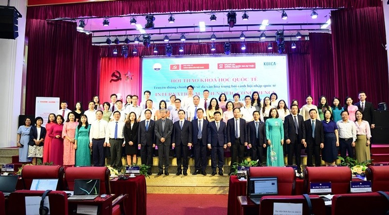 Các đại biểu chụp ảnh lưu niệm tại Hội thảo. Các đại biểu chụp ảnh lưu niệm tại Hội thảo.