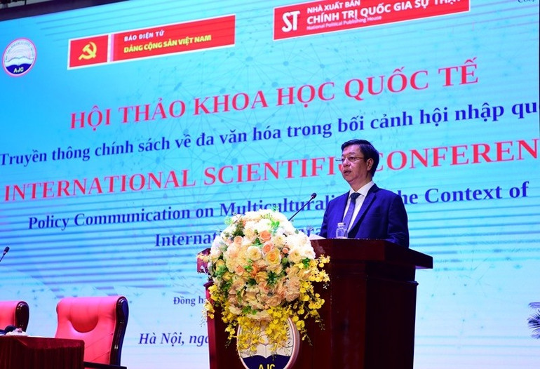 PGS.TS Vũ Trọng Lâm, Giám đốc – Tổng Biên tập Nhà xuất bản Chính trị quốc gia Sự thật báo cáo đề dẫn tại Hội thảo. PGS.TS Vũ Trọng Lâm, Giám đốc – Tổng Biên tập Nhà xuất bản Chính trị quốc gia Sự thật báo cáo đề dẫn tại Hội thảo.