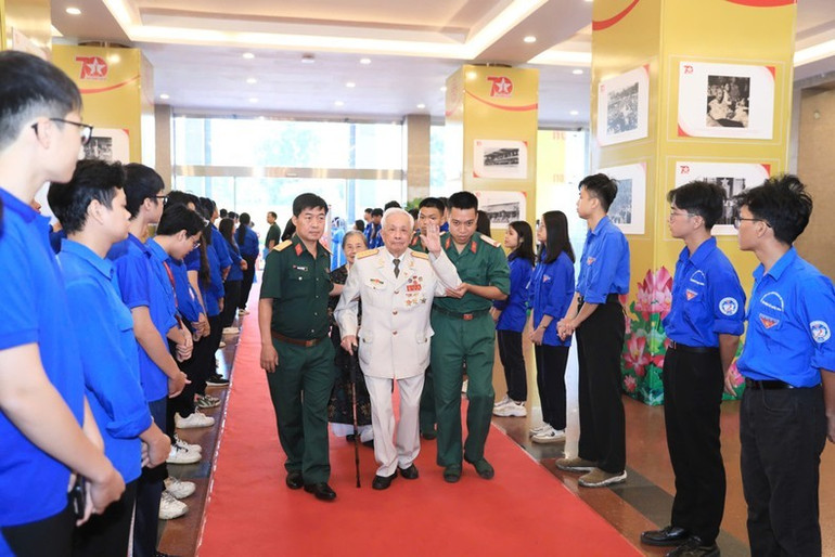 Những lão thành Cách mạng được tiếp đón trong niềm biết ơn sâu sắc của thế hệ trẻ Hà Nội. Những lão thành Cách mạng được tiếp đón trong niềm biết ơn sâu sắc của thế hệ trẻ Hà Nội.