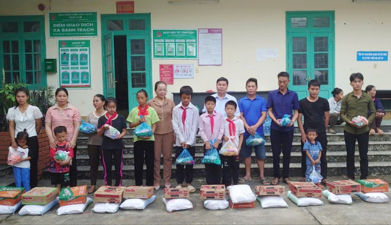 Đồng chí Ma Từ Đông Điền, Ủy viên Ban Thường vụ, Trưởng ban Dân vận Tỉnh ủy tặng quà cho các hộ bị ảnh hưởng bởi cơn bão số 3 tại xã Bành Trạch, Ba Bể. 5553-3837-9984.jpg