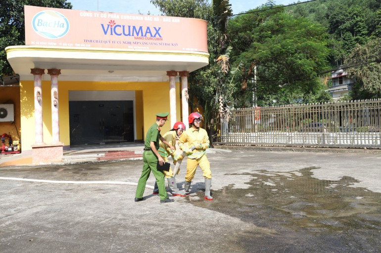 Thành viên Đội PCCC Công ty Cổ phần công nghệ dược liệu Bắc Hà thực hành kỹ năng sử dụng vòi phun nước chữa cháy. 015-4557-3123.jpg