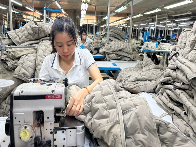 Công nhân Công ty TNHH may công nghiệp Bắc Kạn sản xuất mặt hàng áo xuất khẩu. img-5215.jpg