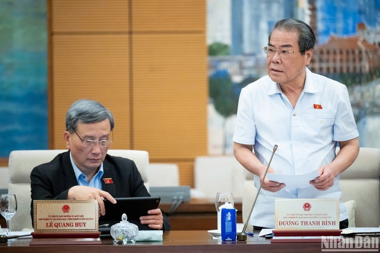 Chủ nhiệm Ủy ban Dân nguyện và Giám sát của Quốc hội Dương Thanh Bình báo cáo tại phiên họp. (Ảnh: DUY LINH) Chủ nhiệm Ủy ban Dân nguyện và Giám sát của Quốc hội Dương Thanh Bình báo cáo tại phiên họp. (Ảnh: DUY LINH)