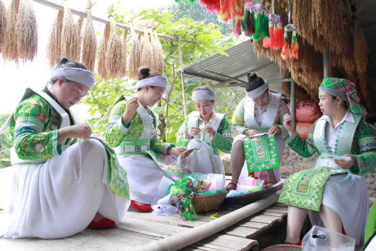 Phụ nữ dân tộc Mông chuẩn bị khâu quả pao. img-8065.jpg