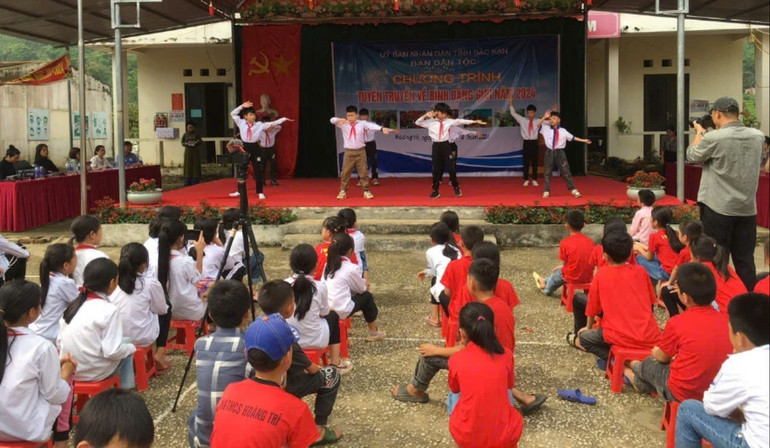 Một buổi tuyên truyền về bình đẳng giới cho học sinh và giáo viên tại xã Hoàng Trĩ (Ba Bể) do Ban Dân tộc tỉnh phối hợp tổ chức. z5865048800959_d6dcc96a3e994075ebf3e16ffa1fbb7b.jpg