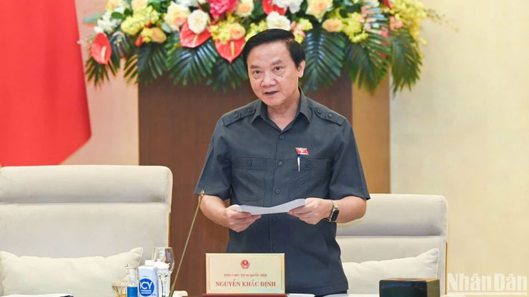 Phó Chủ tịch Quốc hội Nguyễn Khắc Định điều hành nội dung phiên họp sáng 13/9. (Ảnh: DUY LINH) 22.jpg