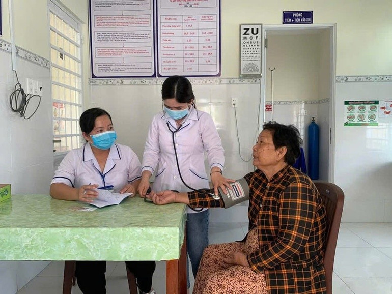 Nên kiểm tra theo dõi huyết áp thường xuyên, kể cả người trẻ, người chưa có tiền sử bệnh lý tim mạch, huyết áp - Ảnh: VGP/HM Nên kiểm tra theo dõi huyết áp thường xuyên, kể cả người trẻ, người chưa có tiền sử bệnh lý tim mạch, huyết áp - Ảnh: VGP/HM