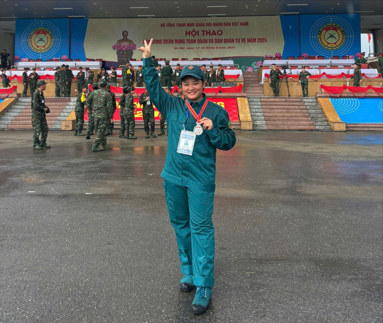 Chị Trương Hồng Hải vinh dự được tham gia Hội thao bắn súng quân dụng và dân quân tự vệ năm 2024 tại Hà Nội. z6422848468711-34d92f37170495ebc3492805a98bfaeb.jpg