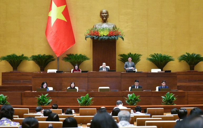 Phó Chủ tịch Quốc hội Nguyễn Khắc Định điều hành phiên thảo luận tại hội trường ngày 09/11. pctqh-nguyen-khac-dinh-sang-911.jpg