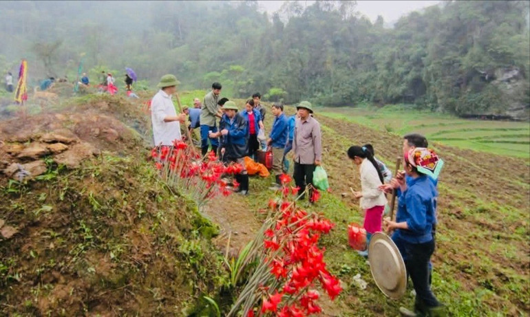 Tết Thanh Minh là dịp để con cháu trở về bày tỏ lòng biết ơn tổ tiên. img-9639.jpg