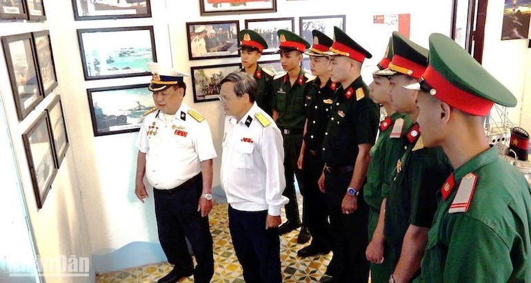 Thượng tá Phan Xuân Ạp (mang quân phục Hải quân, bên trái) kể chuyện tham gia giải phóng quần đảo Trường Sa. gptsa2-5333-9104.jpg