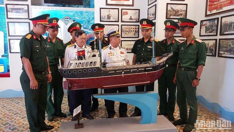 Bên mô hình tàu 19-5 tại Phòng trưng bày Biển đảo Việt Nam (Bảo tàng Quân khu 5), các cựu chiến binh Phạm Ngọc Cửu và Phan Xuân Ạp kể lại những câu chuyện về chiến dịch giải phóng Trường Sa. Bên mô hình tàu 19-5 tại Phòng trưng bày Biển đảo Việt Nam (Bảo tàng Quân khu 5), các cựu chiến binh Phạm Ngọc Cửu và Phan Xuân Ạp kể lại những câu chuyện về chiến dịch giải phóng Trường Sa.