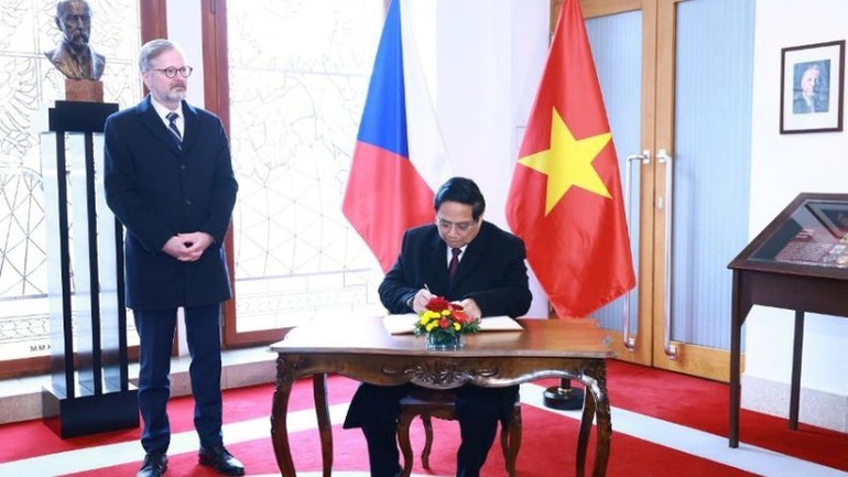 Thủ tướng Phạm Minh Chính ghi lưu bút tại Phủ Thủ tướng CH Czech (Ảnh: NHẬT BẮC/VGP). Thủ tướng Phạm Minh Chính ghi lưu bút tại Phủ Thủ tướng CH Czech (Ảnh: NHẬT BẮC/VGP).