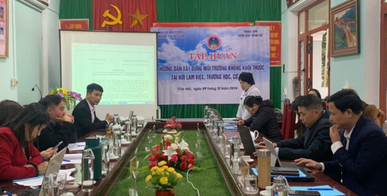 Trung tâm Kiểm soát bệnh tật tỉnh tập huấn về công tác phòng chống tác hại của thuốc lá tại huyện Na Rì. a6d0743b7951c40f9d40.jpg