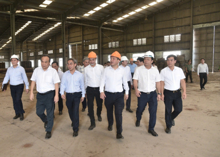 Bộ trưởng Bộ Công Thương Nguyễn Hồng Diên (hàng đầu người thứ 3 từ phải sang) thị sát và chỉ đạo trực tiếp tại Nhà máy luyện kim phi cốc của Công ty Matexim. z5736315808638_748b5135e23aa2f9e36e4be243d00d2c.jpg