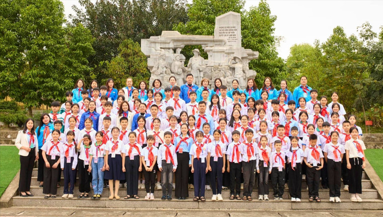 Đoàn đại biểu thiếu nhi dự Đại hội cháu ngoan Bác Hồ tỉnh Bắc Kạn lần thứ VIII chụp ảnh lưu niệm tại Di tích lịch sử Nà Tu, xã Cẩm Giàng (Bạch Thông). 491529278-1094210499416633-6683437877180262887-n-7501.jpg