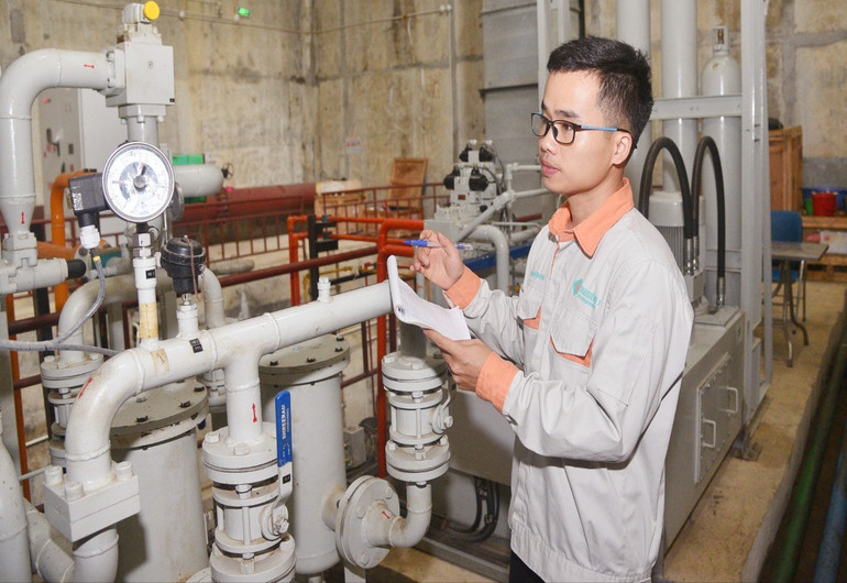 Công nhân Thủy điện Thác Giềng 1 theo dõi hoạt động của các thiết bị phát điện tại nhà máy. thuy-dien-2.jpg