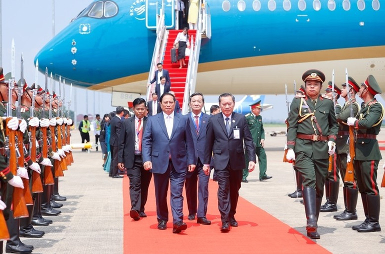 Đón Thủ tướng Phạm Minh Chính và Đoàn đại biểu Việt Nam tại sân bay quốc tế Wattay, về phía Lào có Bộ trưởng Bộ Năng lượng và Mỏ Phosay Sayyasone; Vụ trưởng Vụ Thanh tra, Bộ Ngoại giao Kaimany Orlaboune; Phó Vụ trưởng Vụ Lễ tân, Bộ Ngoại giao Outama Sitthiphong Đón Thủ tướng Phạm Minh Chính và Đoàn đại biểu Việt Nam tại sân bay quốc tế Wattay, về phía Lào có Bộ trưởng Bộ Năng lượng và Mỏ Phosay Sayyasone; Vụ trưởng Vụ Thanh tra, Bộ Ngoại giao Kaimany Orlaboune; Phó Vụ trưởng Vụ Lễ tân, Bộ Ngoại giao Outama Sitthiphong
