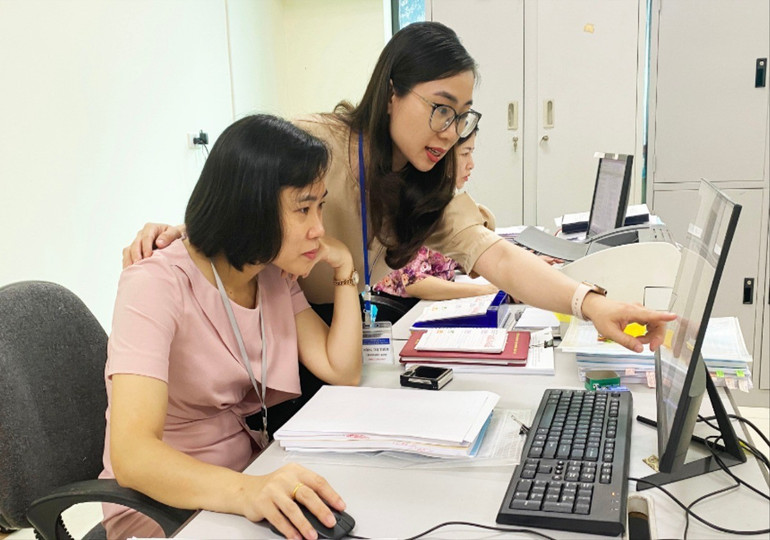 Cán bộ Sở TN&MT sử dụng phần mềm ứng dụng chuyên ngành để xử lý các hồ sơ liên quan lĩnh vực đất đai, tài nguyên môi trường. su-dung-1-7828.jpg