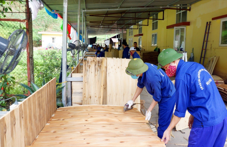 Học viên Cơ sở Cai nghiện ma túy tỉnh Bắc Kạn tham gia lao động trị liệu thông qua sản xuất ván ép. dsc09924.jpg