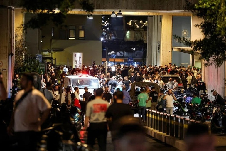 Mọi người tập trung bên ngoài một bệnh viện tại Beirut sau khi loạt máy nhắn tin phát nổ. (Nguồn: Reuters) may-nhan-tin-phat-no-o-liban-1809-1005-8420-8215.jpg