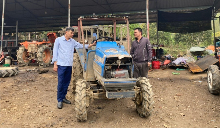 Xưởng sửa chữa máy nông nghiệp của ông Phương Văn Trọng tạo việc làm cho nhiều lao động địa phương. z6486559468239-6b283aefea86e1f43254a75476779ce9.jpg