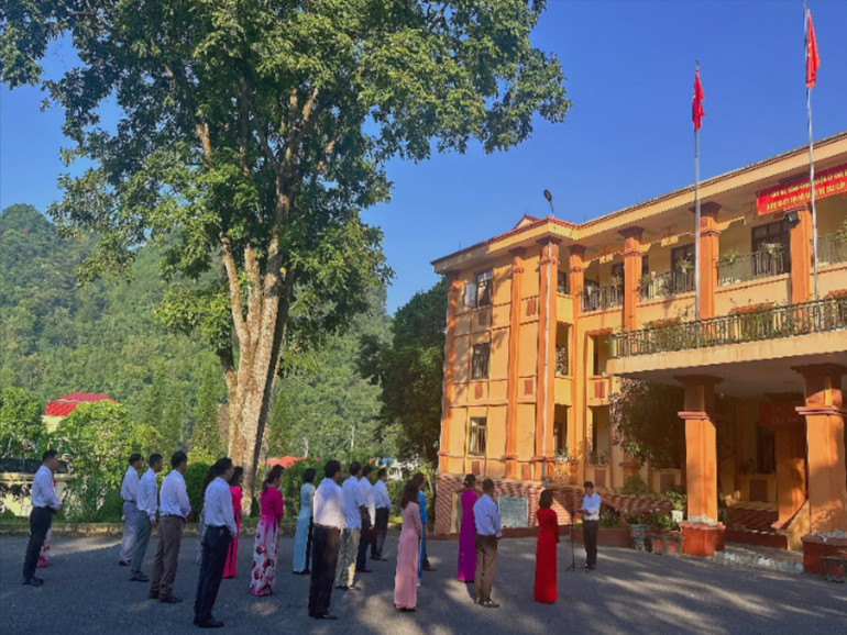 Các nội dung trong Quy định 144 được Huyện ủy Chợ Đồn thực hiện lồng ghép tại những buổi chào cờ định kỳ hằng tháng. 81-9712.jpg