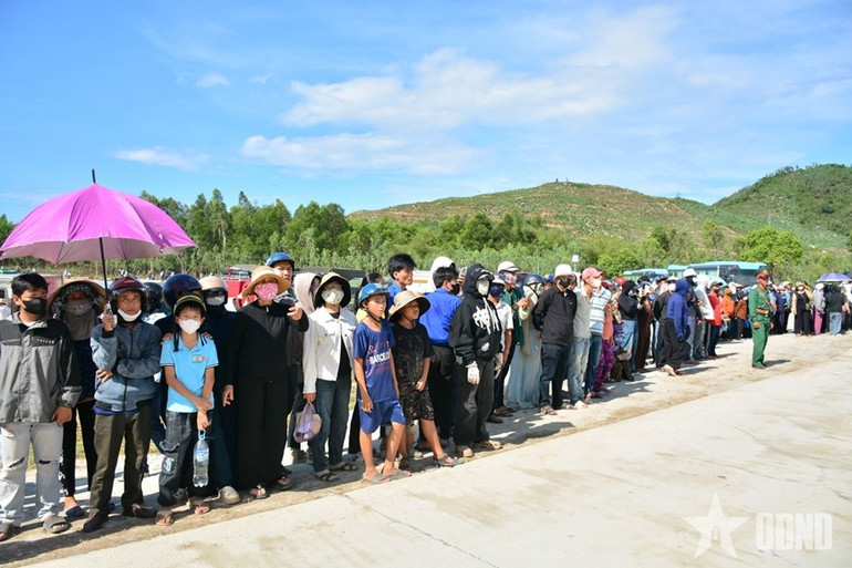 Đông đảo người dân xã Phổ Khánh (thị xã Đức Phổ, tỉnh Quảng Ngãi) đứng chờ để tiễn đưa nguyên Chủ tịch nước Trần Đức Lương về nơi an nghỉ cuối cùng. 2.jpg