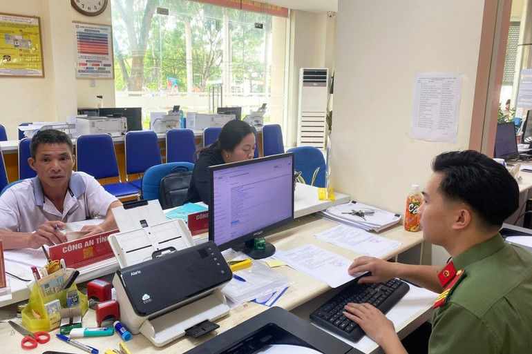 ประชาชนดำเนินการทางธุรการ ณ ศูนย์บริการองค์การบริหารส่วนจังหวัด ภาพโดย : ซวน หงิบ 84-8515.jpg