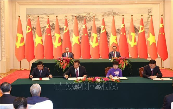 Lễ ký Thỏa thuận hợp tác nghiệp vụ giữa Thông tấn xã Việt Nam với Tân Hoa xã (bên phải) và hợp tác về đầu tư (bên trái) giữa hai nước. Ảnh: Trí Dũng/TTXVN Lễ ký Thỏa thuận hợp tác nghiệp vụ giữa Thông tấn xã Việt Nam với Tân Hoa xã (bên phải) và hợp tác về đầu tư (bên trái) giữa hai nước. Ảnh: Trí Dũng/TTXVN