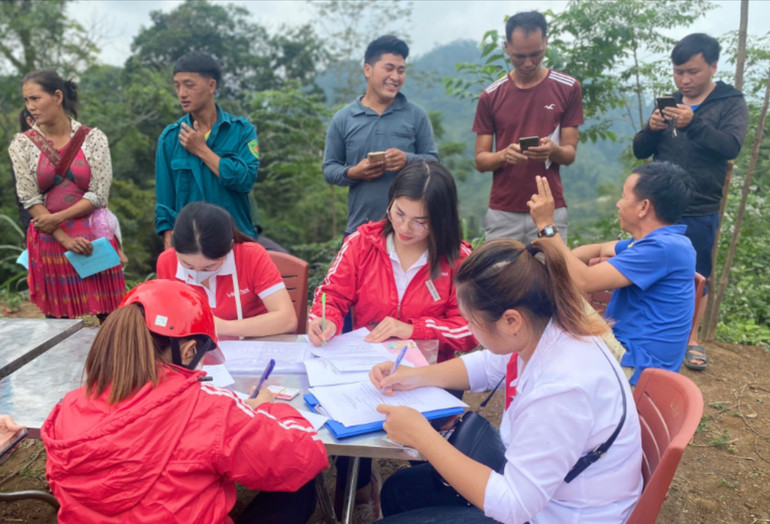 Nhân viên Viettel huyện Ba Bể hỗ trợ người dân đăng ký thuê bao viễn thông công ích. Nhân viên Viettel huyện Ba Bể hỗ trợ người dân đăng ký thuê bao Viễn thông Công ích.jpg