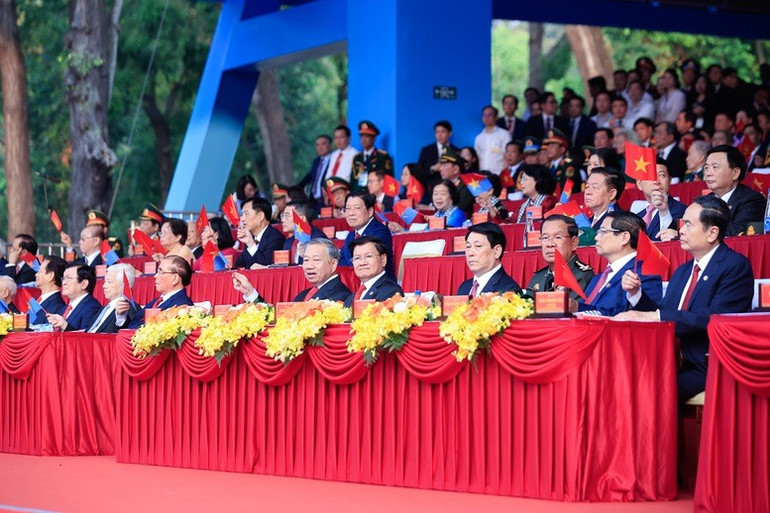 Tổng Bí thư Tô Lâm và các đồng chí Lãnh đạo, nguyên Lãnh đạo Đảng, Nhà nước cùng các vị khách quốc tế và đại biểu dự buổi lễ - Ảnh: VGP/Nhật Bắc Tổng Bí thư Tô Lâm và các đồng chí Lãnh đạo, nguyên Lãnh đạo Đảng, Nhà nước cùng các vị khách quốc tế và đại biểu dự buổi lễ - Ảnh: VGP/Nhật Bắc
