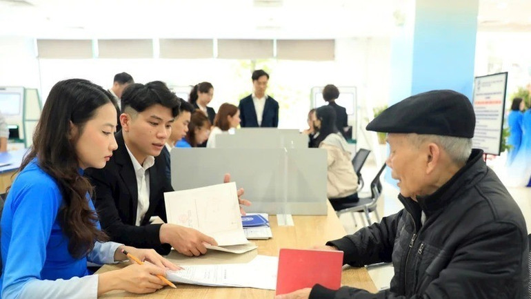 Người dân đến làm dịch vụ công trực tuyến tại Chi nhánh Trung tâm Phục vụ hành chính công Tây Hồ. (Ảnh: MAI HỮU) th-hc-2-9521-373-8613-1102-8234-7186-4531-1165.jpg