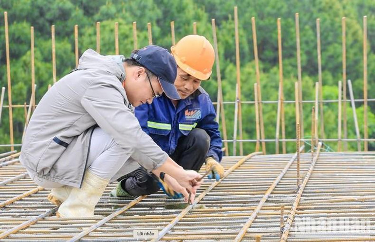 Phóng viên báo Giao thông tác nghiệp tại hiện trường thi công dự án. Phóng viên báo Giao thông tác nghiệp tại hiện trường thi công dự án.