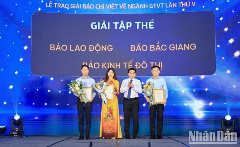 Trao giải tập thể cho 3 cơ quan báo chí có nhiều tác phẩm dự thi. Trao giải tập thể cho 3 cơ quan báo chí có nhiều tác phẩm dự thi.